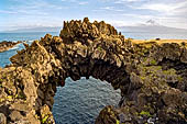 Azzorre, Isola Sao Jorge - Velas. Arco naturale con il vulcano di Pico sullo sfondo.